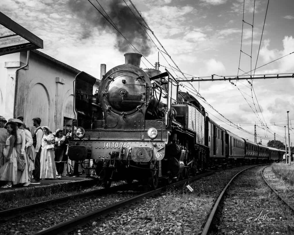 alt="Photographe reportage Soulac 1900 – portrait d'une jeune fille dans le train à vapeur"