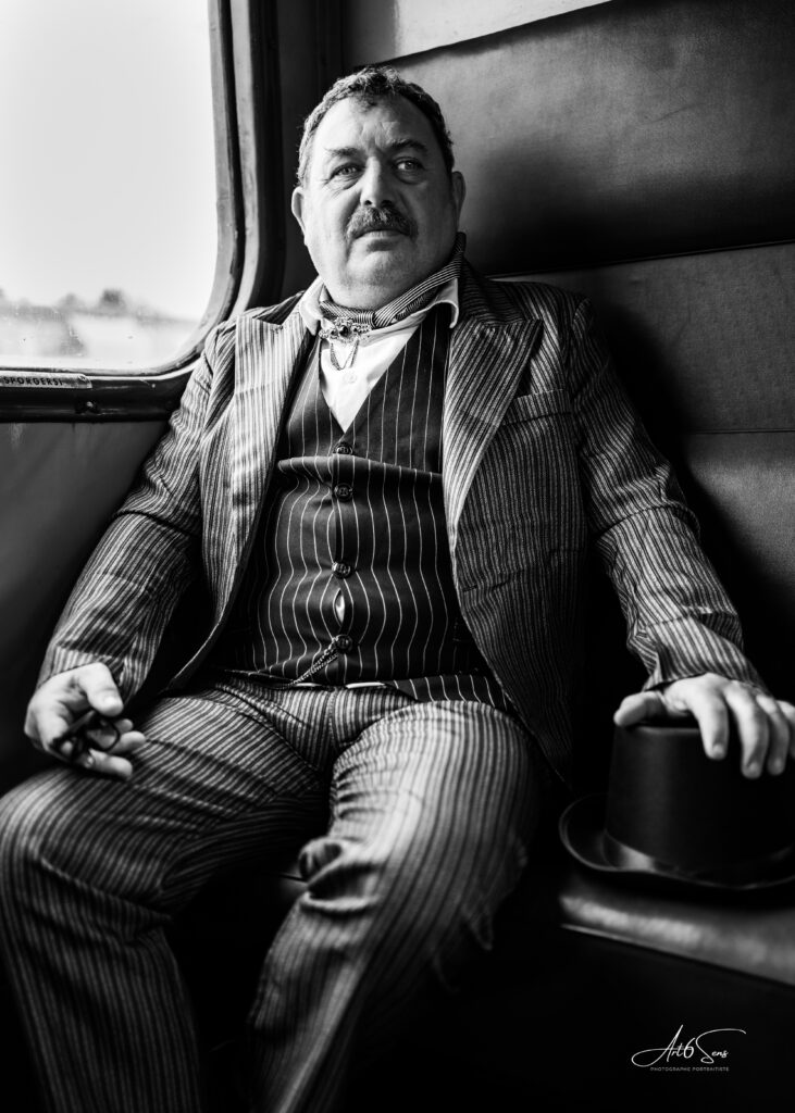 alt="Photographe reportage Soulac 1900 à bord du train historique – portraits authentiques"