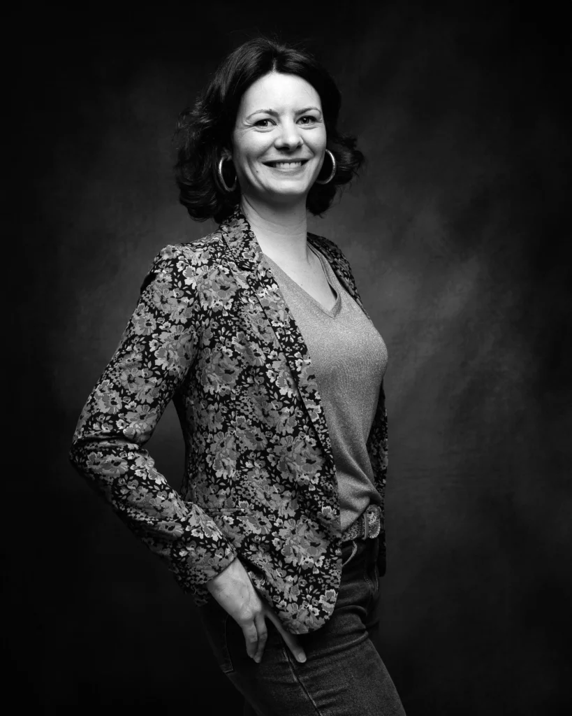 Portrait corporate en studio noir et blanc – entrepreneure en blazer fleuri, photographe professionnel à Arcachon et Bordeaux – Art6Sens