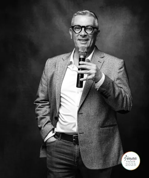 Portrait professionnel en noir et blanc d’un conférencier avec micro – photo corporate en studio par Art6Sens, photographe à Arcachon et Bordeaux