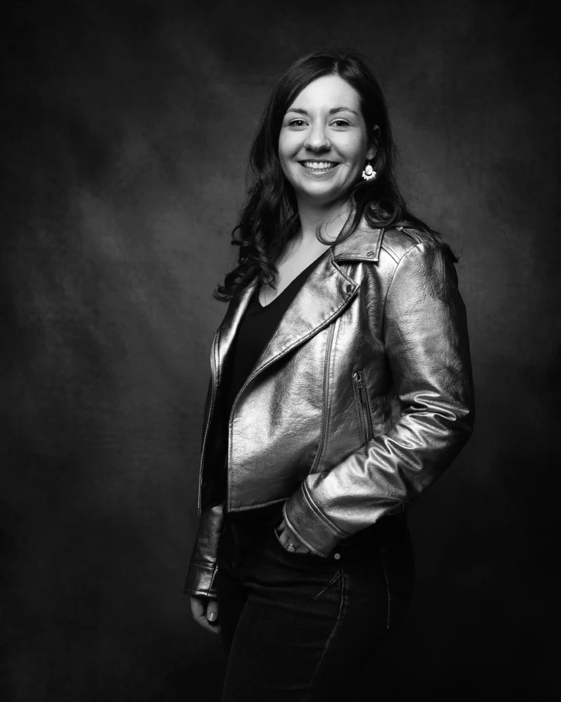 Portrait professionnel noir et blanc en studio – entrepreneure moderne avec veste en cuir, photographe à Arcachon et Bordeaux – Art6Sens
