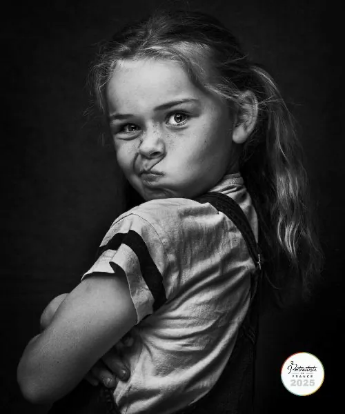 Portrait en noir et blanc d’une enfant, réalisé par Art6Sens, Portraitiste de France à Arcachon et La Teste, spécialisé dans les portraits de famille.