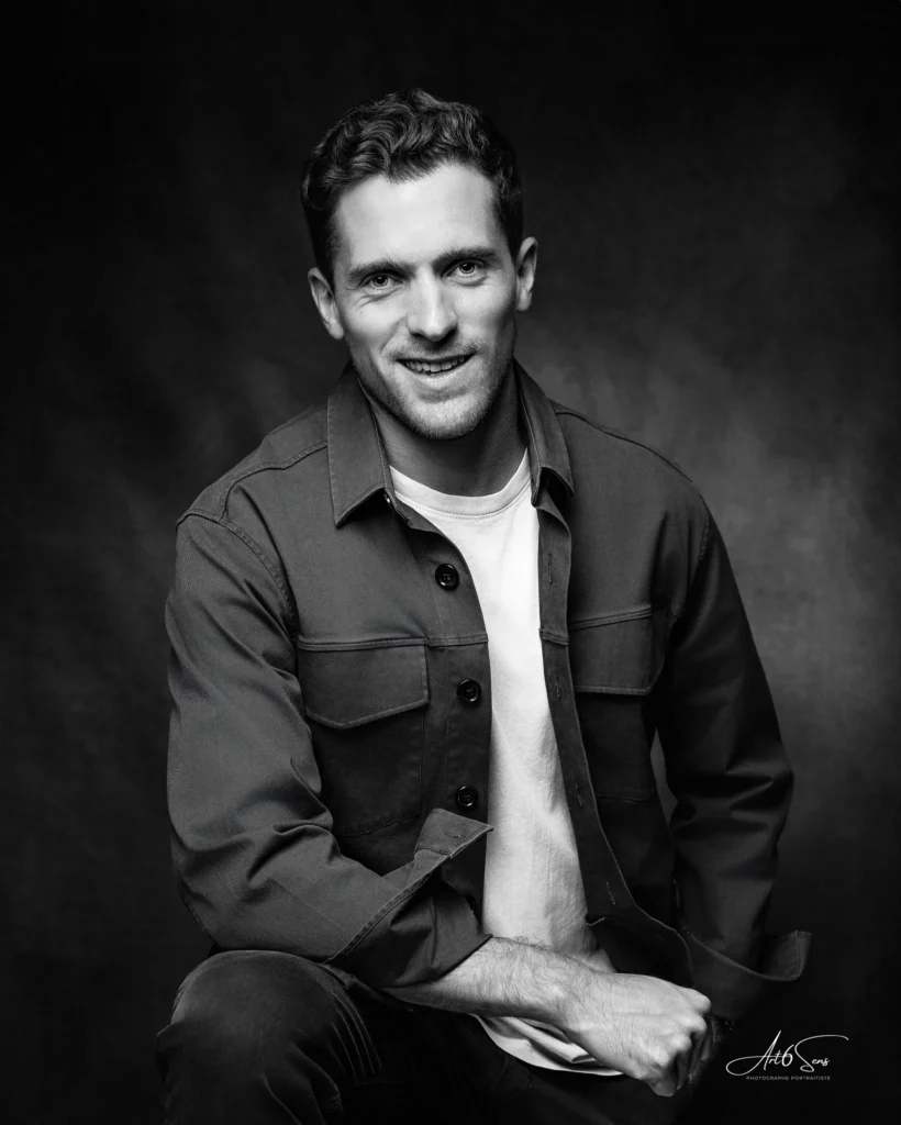 Portrait professionnel d’un jeune homme en chemise et veste casual, photo en noir et blanc.