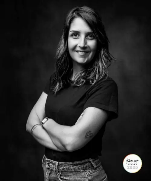 Portrait en noir et blanc d’une jeune femme, réalisé par Art6Sens, Portraitiste de France à Arcachon et La Teste, spécialisé dans les portraits professionnels.