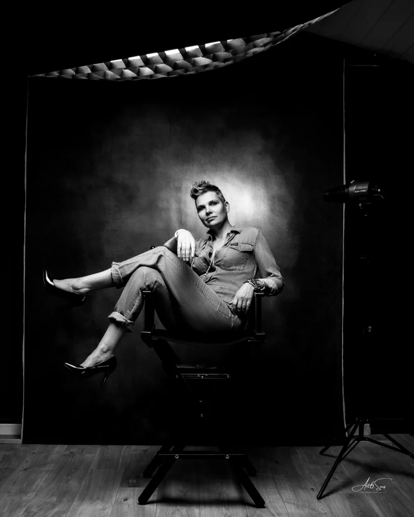 Portrait professionnel en studio noir et blanc réalisé par Art6Sens, photographe corporate à La Teste-de-Buch près d’Arcachon et Bordeaux.