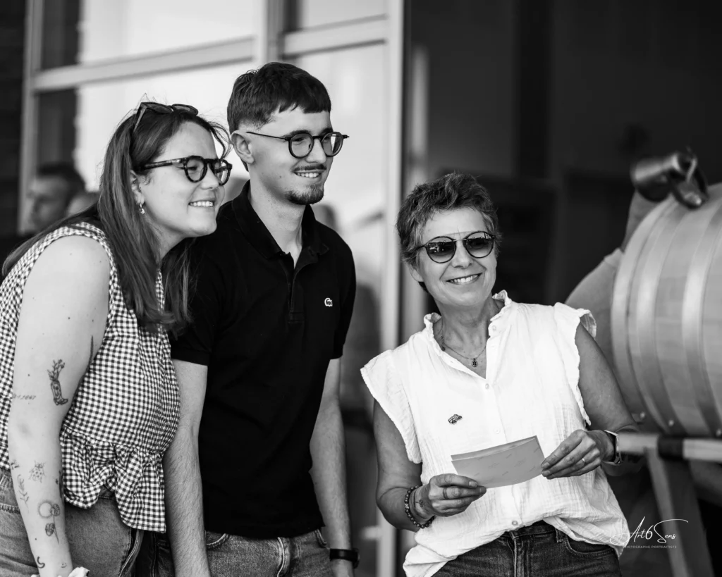 Reportage photo événementiel en entreprise – collaborateurs réunis lors d’un moment de convivialité, portrait en noir et blanc par Art6Sens.