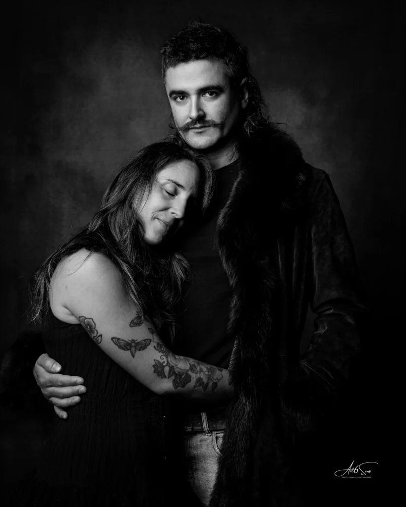 Portrait en noir et blanc d’un couple complice en studio.
