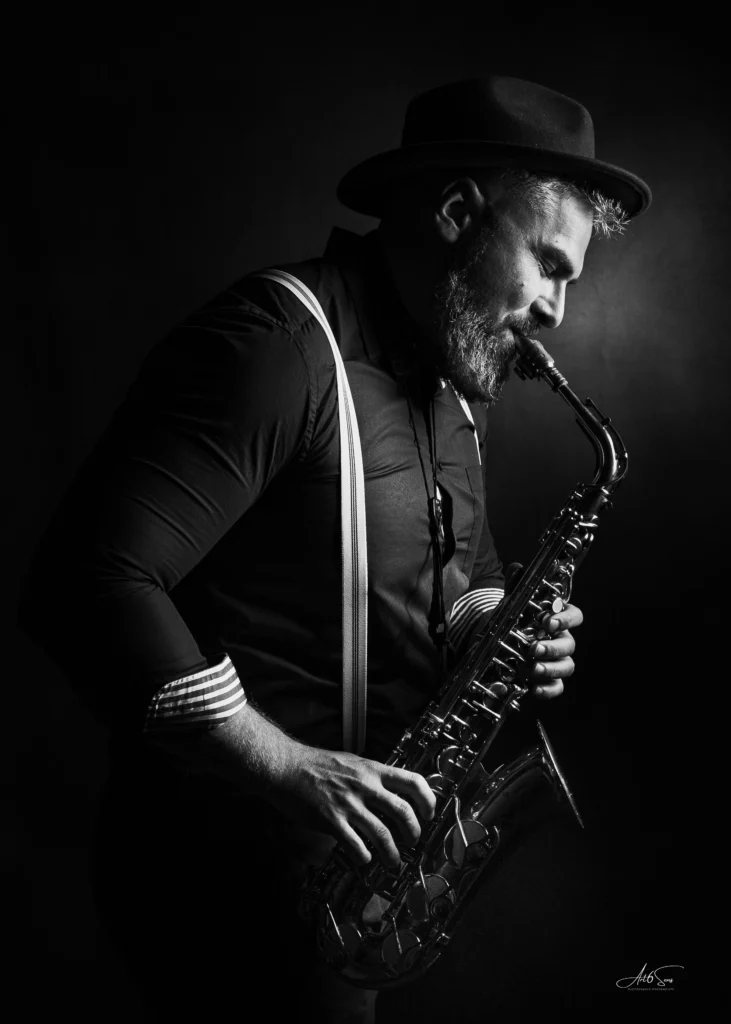 Portrait en noir et blanc d’un homme  avec un saxophone, réalisé par Art6Sens, Portraitiste de France à La Teste.