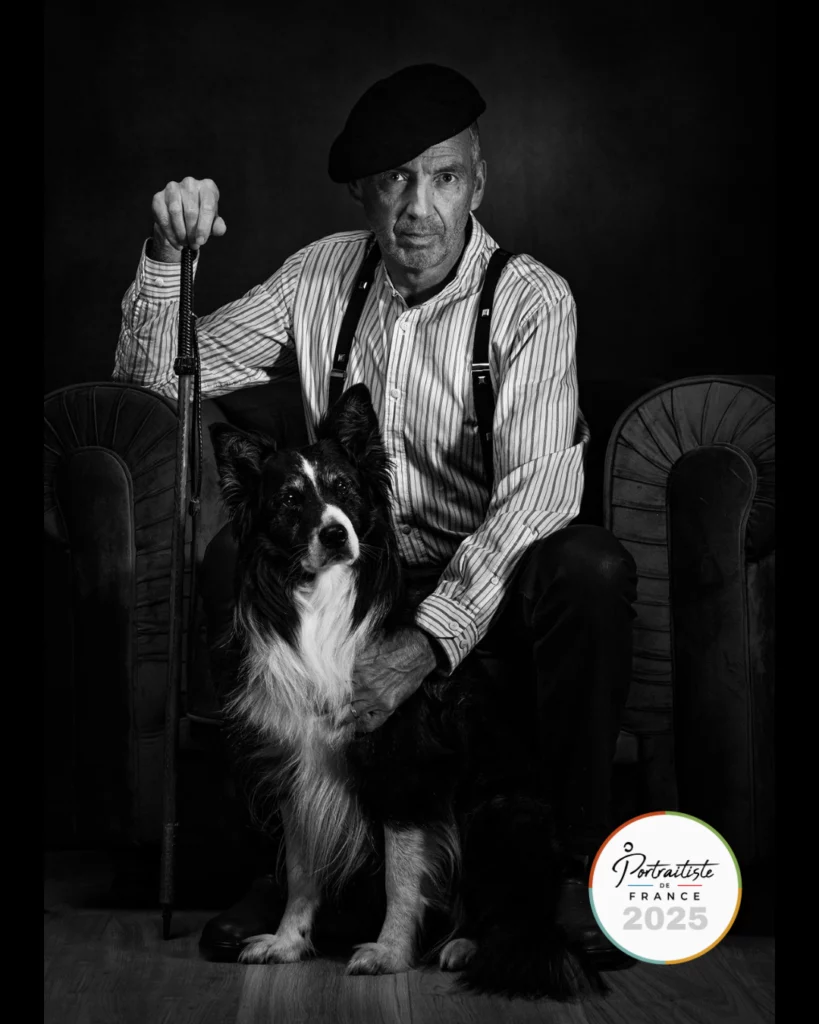 Portrait en noir et blanc d’un homme et de son chien, en studio.