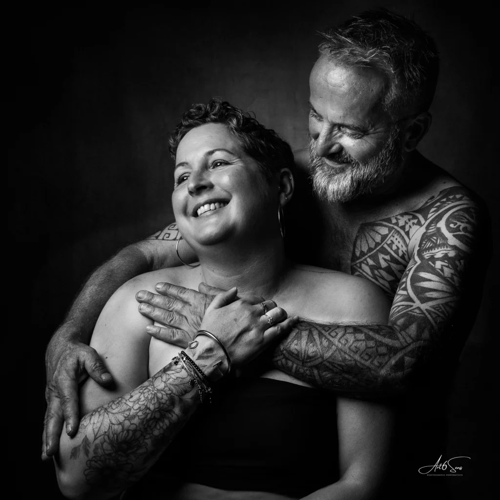 Portrait de couple souriant en noir et blanc, séance photo à La Teste.