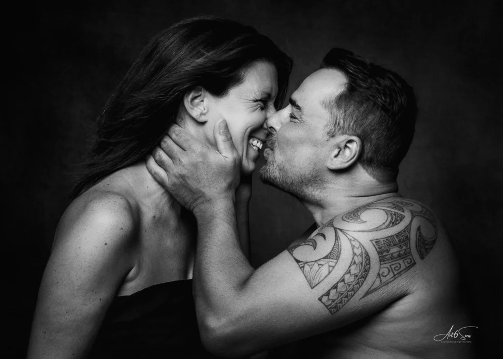 Photo de couple en noir et blanc s’embrassant avec tendresse.