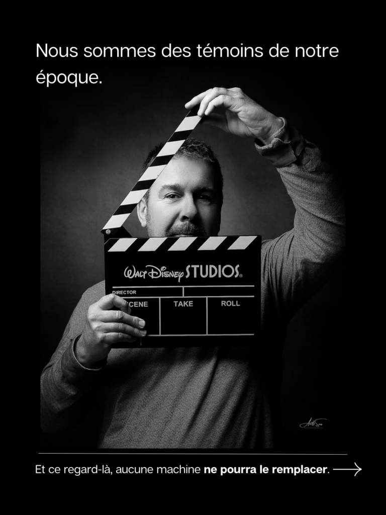 Homme tenant un clap de cinéma devant lui, symbole du rôle du photographe comme témoin d’une époque.