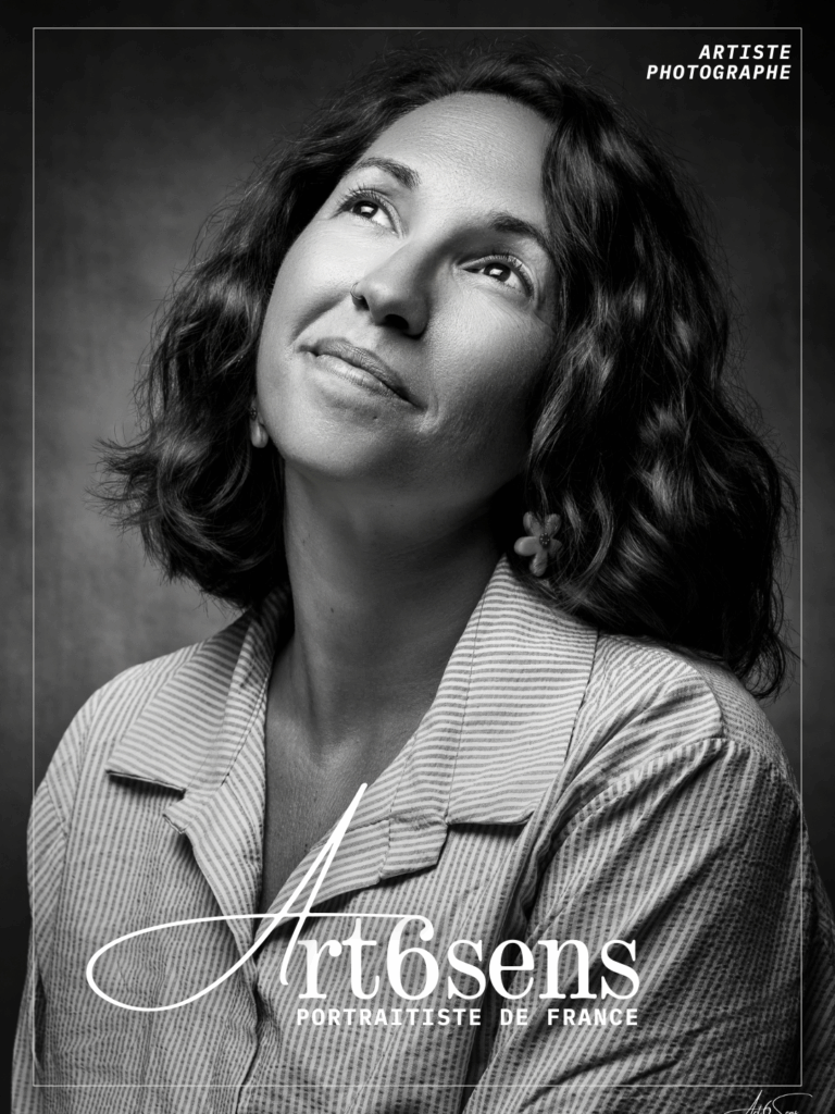 Portrait de la photographe professionnelle labellisée sur le Bassin d’Arcachon, en noir et blanc, exprimant une vision sensible et artistique.