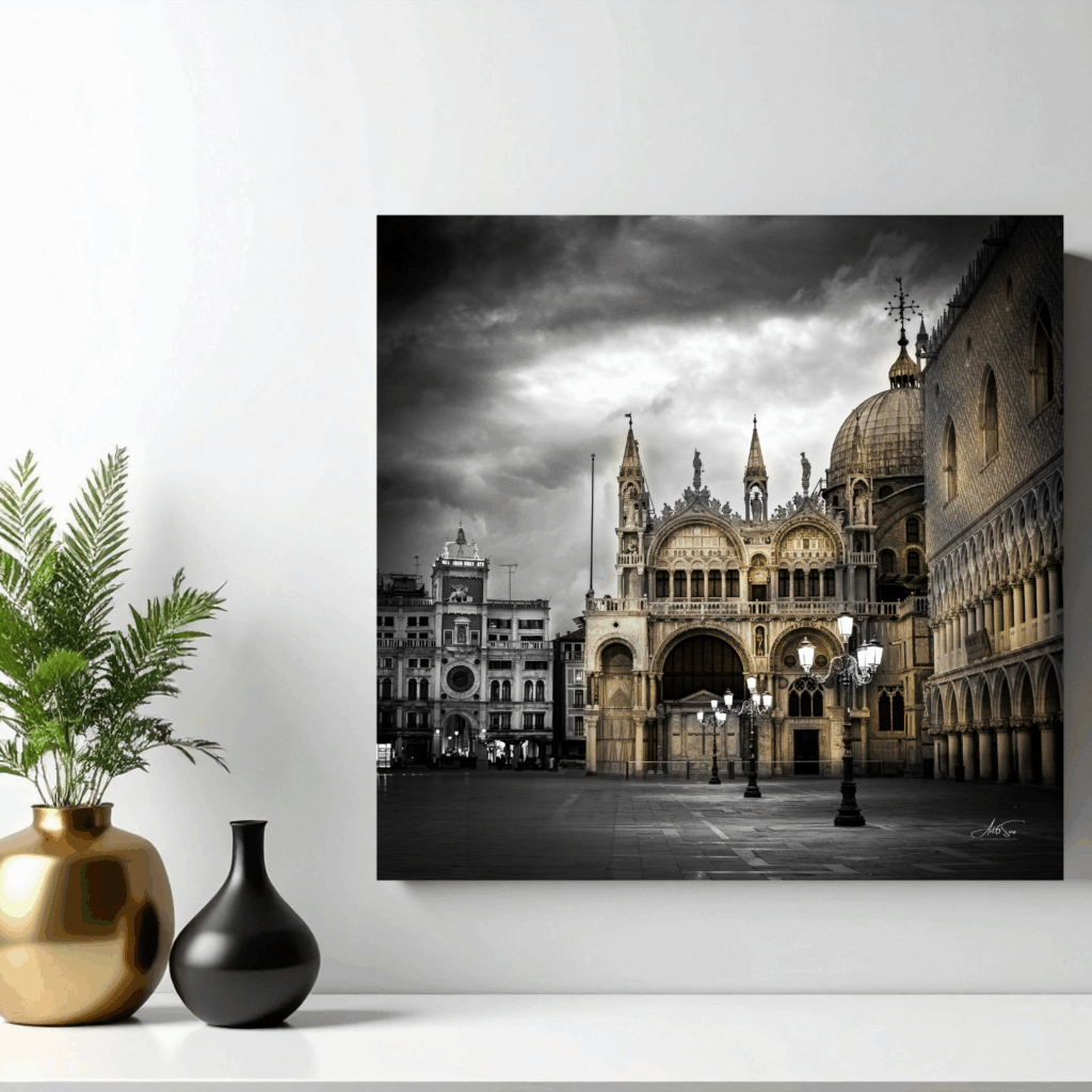 Photographie artistique de la place Saint-Marc à Venise au crépuscule, avec des reflets dorés sur la façade de la basilique, dans une ambiance calme et silencieuse. Cadre sur un mur