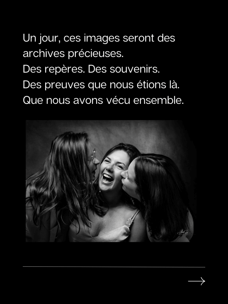 Photo de trois femmes souriantes, témoignage d’un moment de complicité et d’émotion, image symbolique du souvenir photographique.