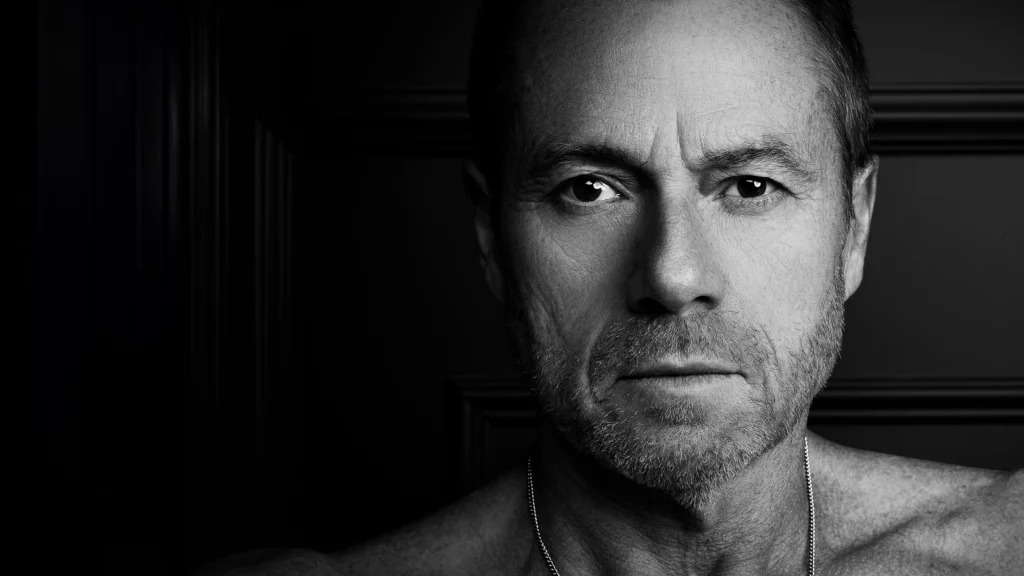 Portrait en noir et blanc réalisé par Art6Sens, photographe portraitiste à La Teste et Arcachon – style sobre et authentique.