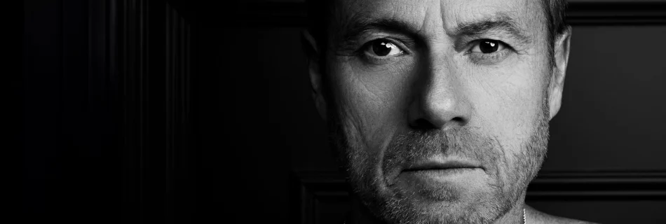 Portrait en noir et blanc réalisé par Art6Sens, photographe portraitiste à La Teste et Arcachon – style sobre et authentique.