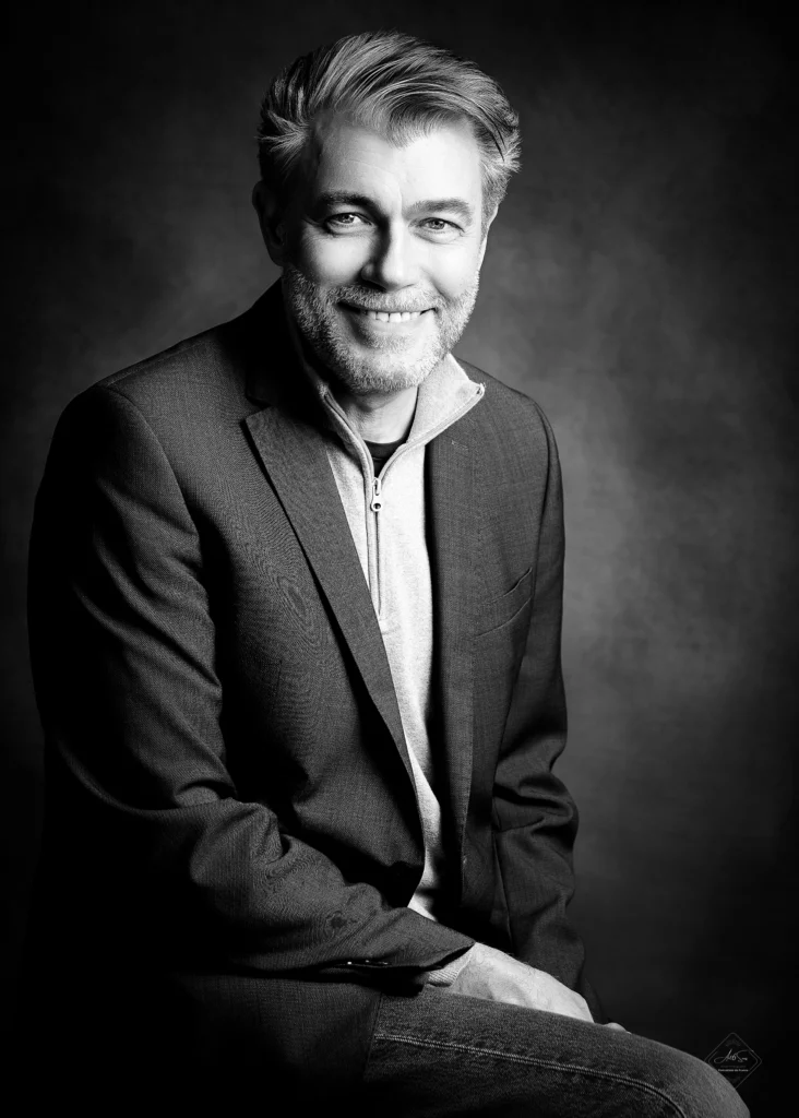 Portrait en noir et blanc réalisé par Art6Sens, photographe portraitiste à La Teste et Arcachon – style sobre et authentique.