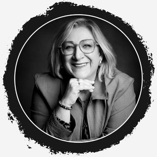 Portrait en noir et blanc de Carine GACHET, responsable RH à LA Poste Gujan-Mestras