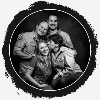 Portrait d'une famille de 4 personnes en noir et blanc réalisé au Studio de la photographe Art6sens à La Teste