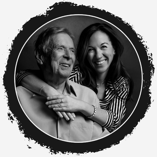 Portrait en noir et blanc d'un père et sa fille réalisé au studio photo Art6sens à La Teste