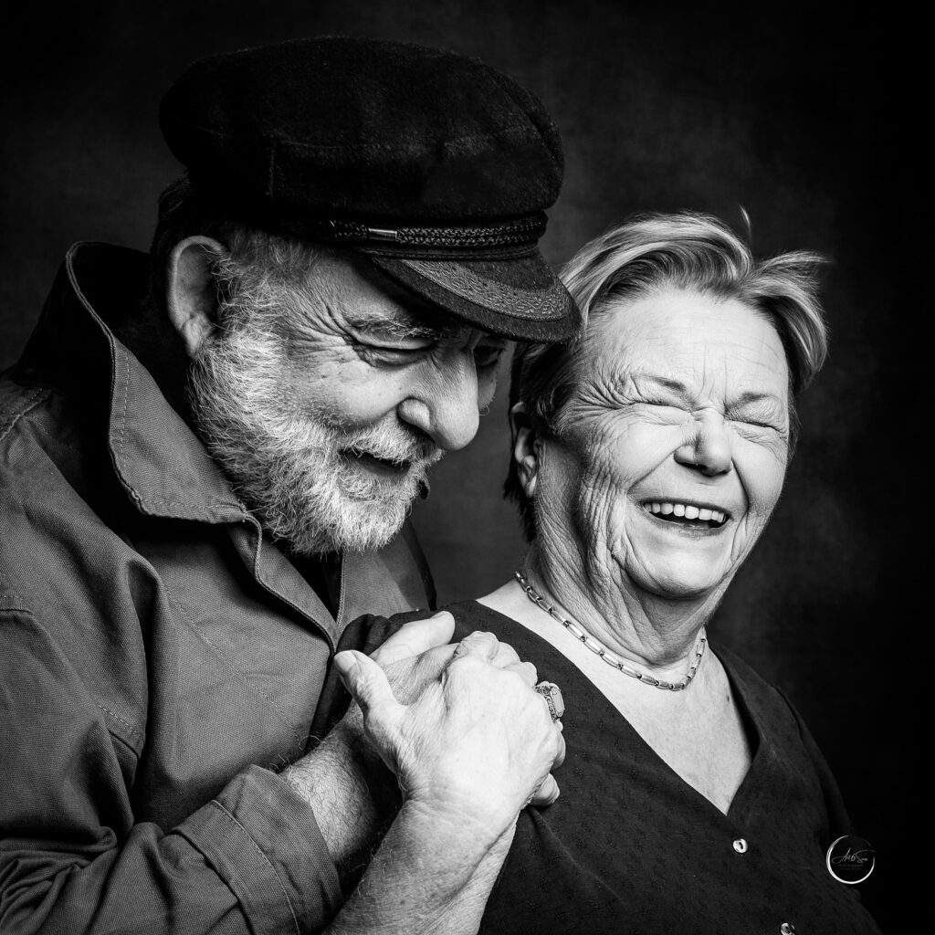 Portrait noir et blanc d'un couple de seniors complices, riant ensemble, studio Art6sens Bassin d'Arcachon
