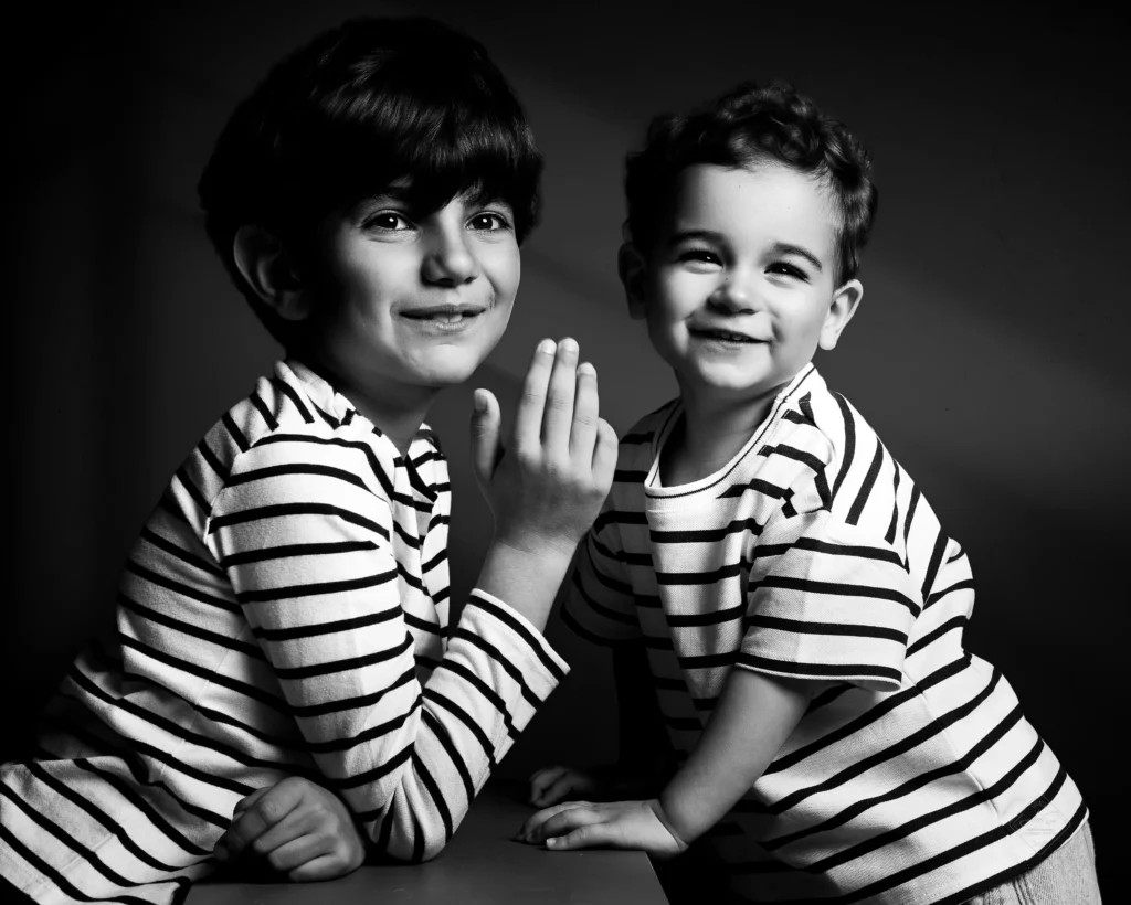 Portrait noir et blanc de deux frères en marinière rayée, complicité et sourires, studio Art6sens Bassin d'Arcachon