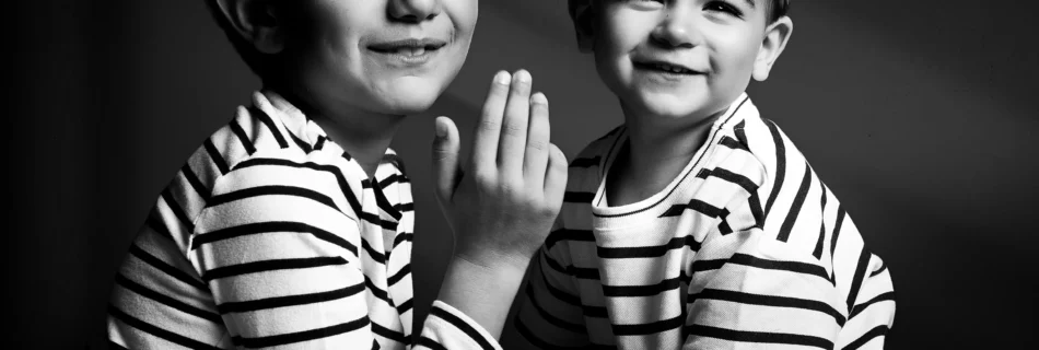 Portrait noir et blanc de deux frères en marinière rayée, complicité et sourires, studio Art6sens Bassin d'Arcachon