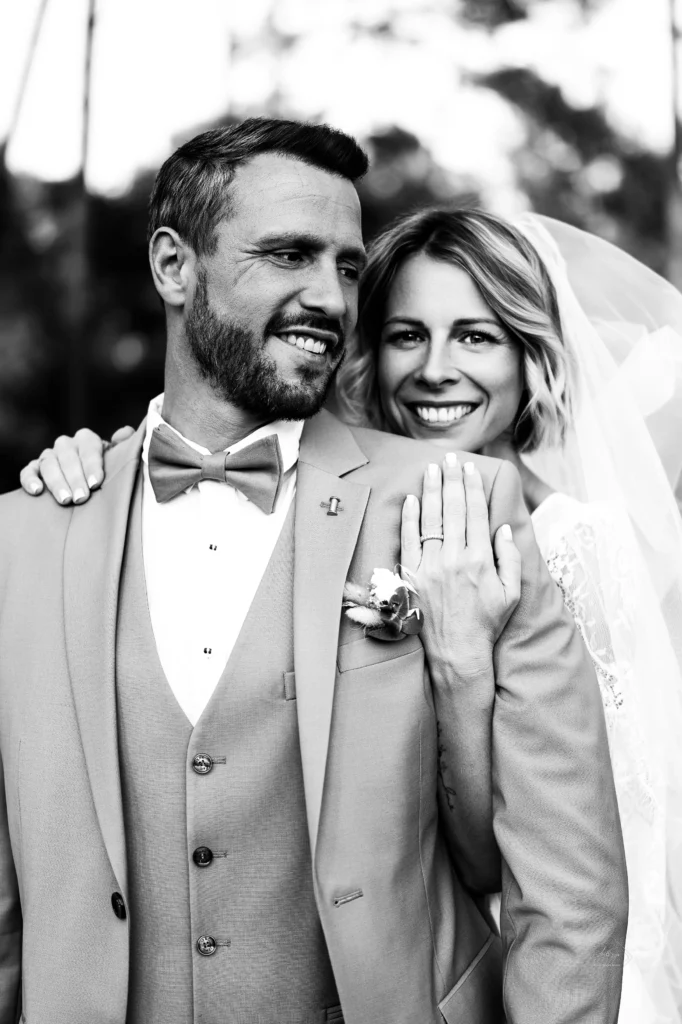 Portrait de mariage en noir et blanc, couple de mariés souriants montrant l'alliance, Bassin d'Arcachon, Art6sens