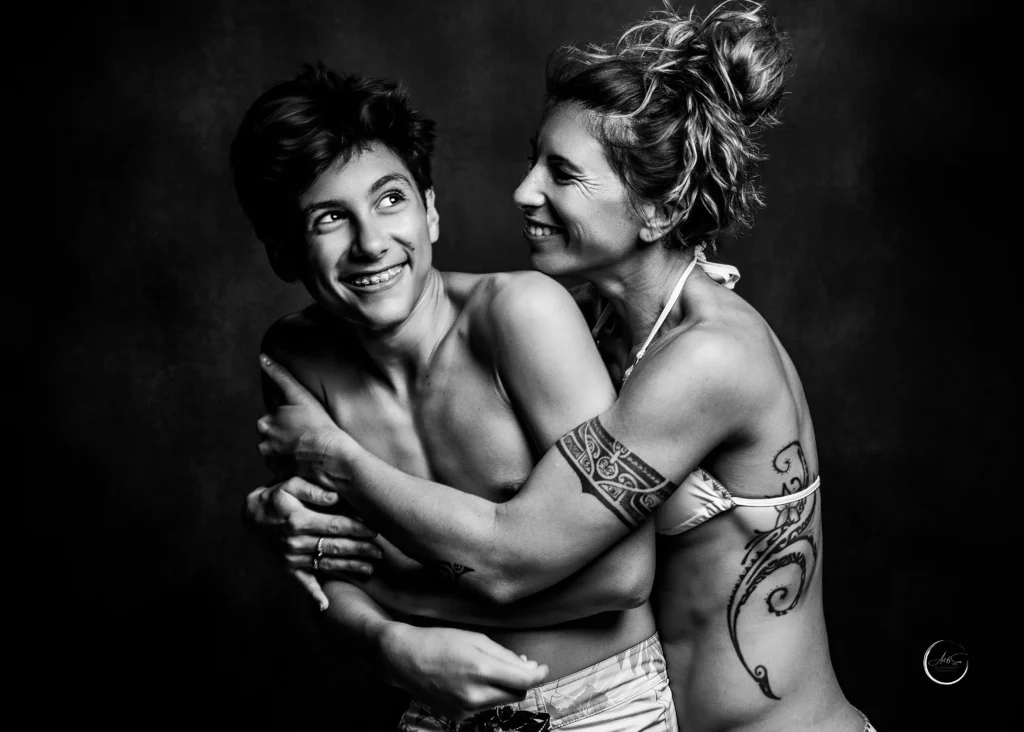 Portrait noir et blanc d'une mère et son fils qui se regardent en souriant, studio photo Art6sens Bassin d'Arcachon