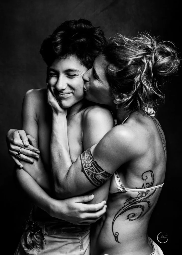 Portrait noir et blanc d'une mère embrassant son fils adolescent avec tendresse, studio Art6sens Bassin d'Arcachon